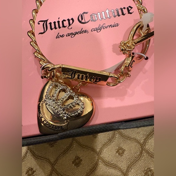 Juicy Couture gift box with beautiful bracelet plus free J.C. lipgloss included - Picture 14 of 16